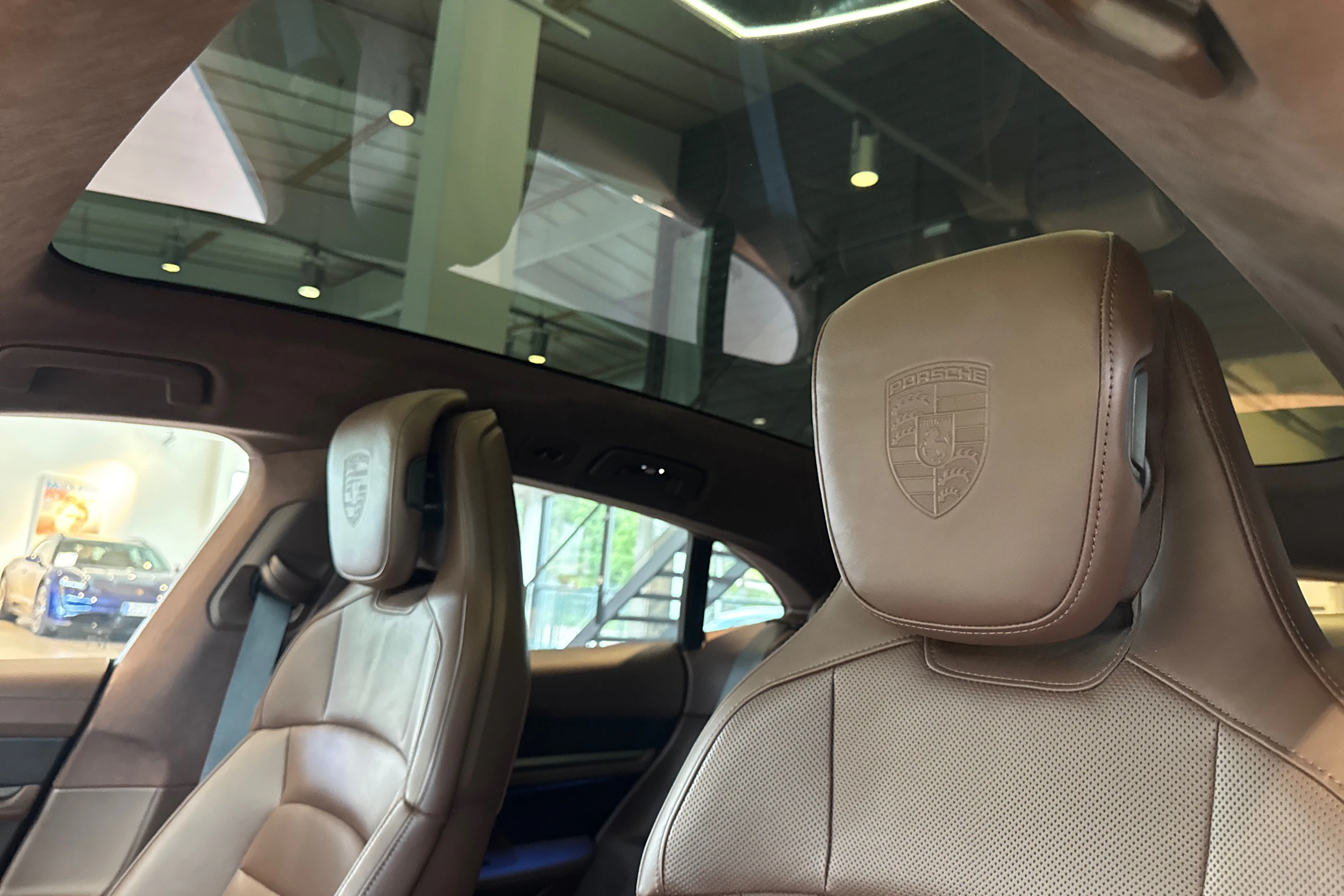 Harmaa Porsche Taycan 2022 kuva 22.