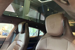 Harmaa Porsche Taycan 2022 kuva 22.