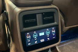 Harmaa Porsche Taycan 2022 kuva 24.