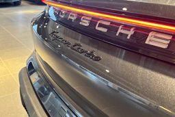 Harmaa Porsche Taycan 2022 kuva 25.