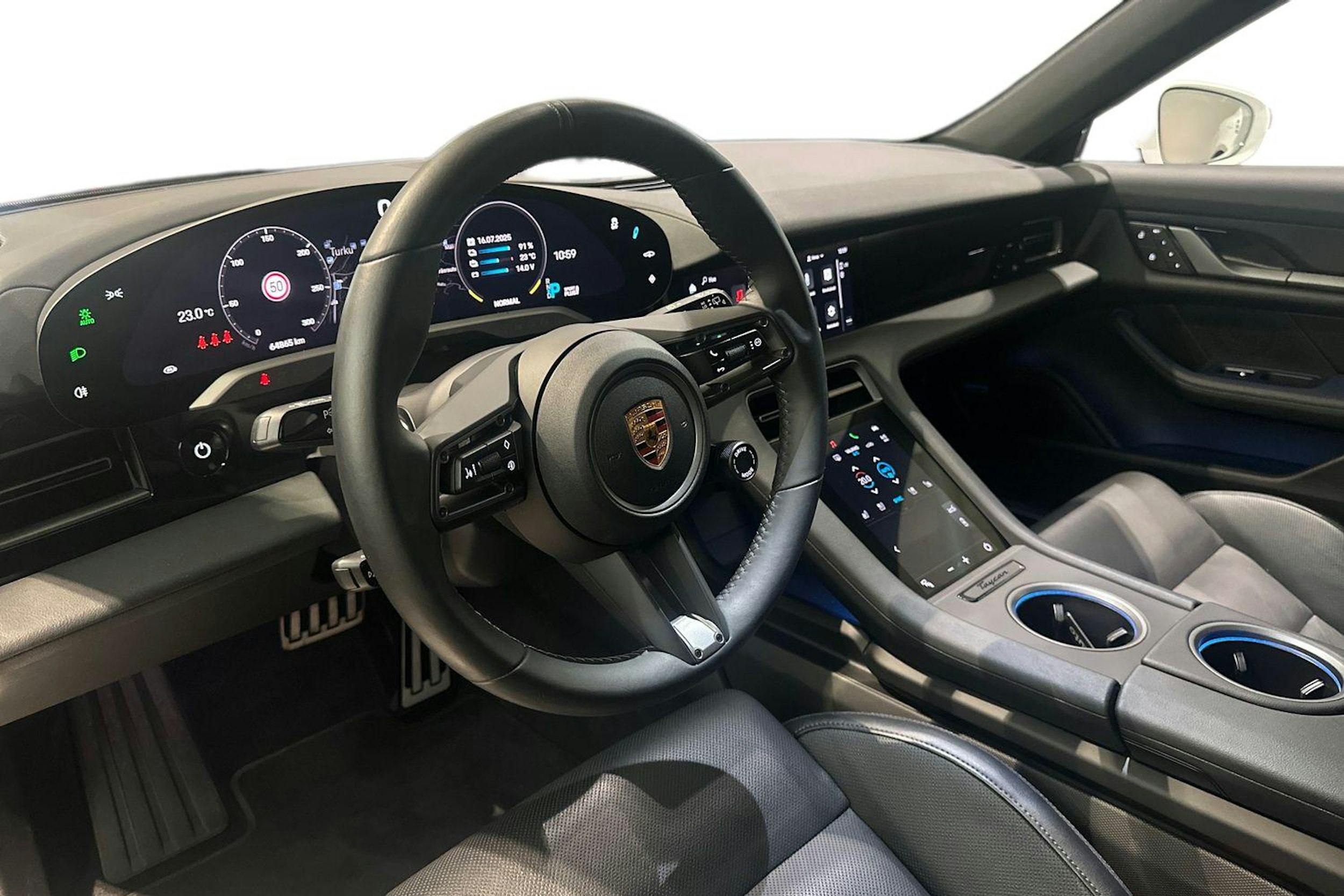 valkoinen Porsche Taycan 2022 kuva 6.
