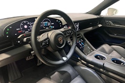valkoinen Porsche Taycan 2022 kuva 6.