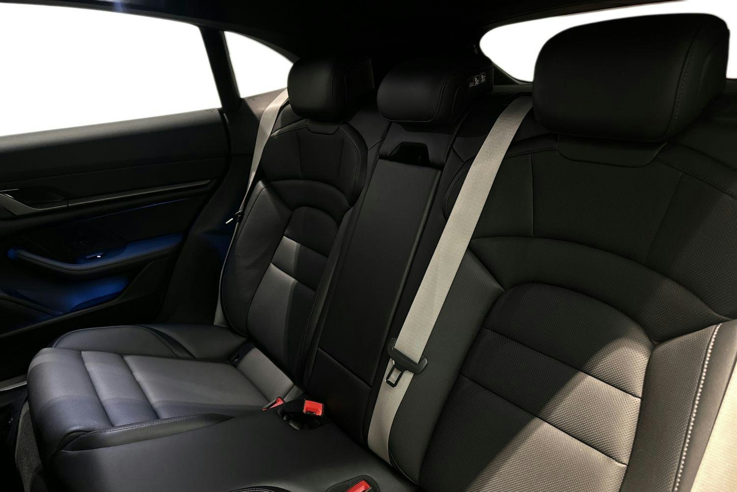 valkoinen Porsche Taycan 2022 kuva 8.