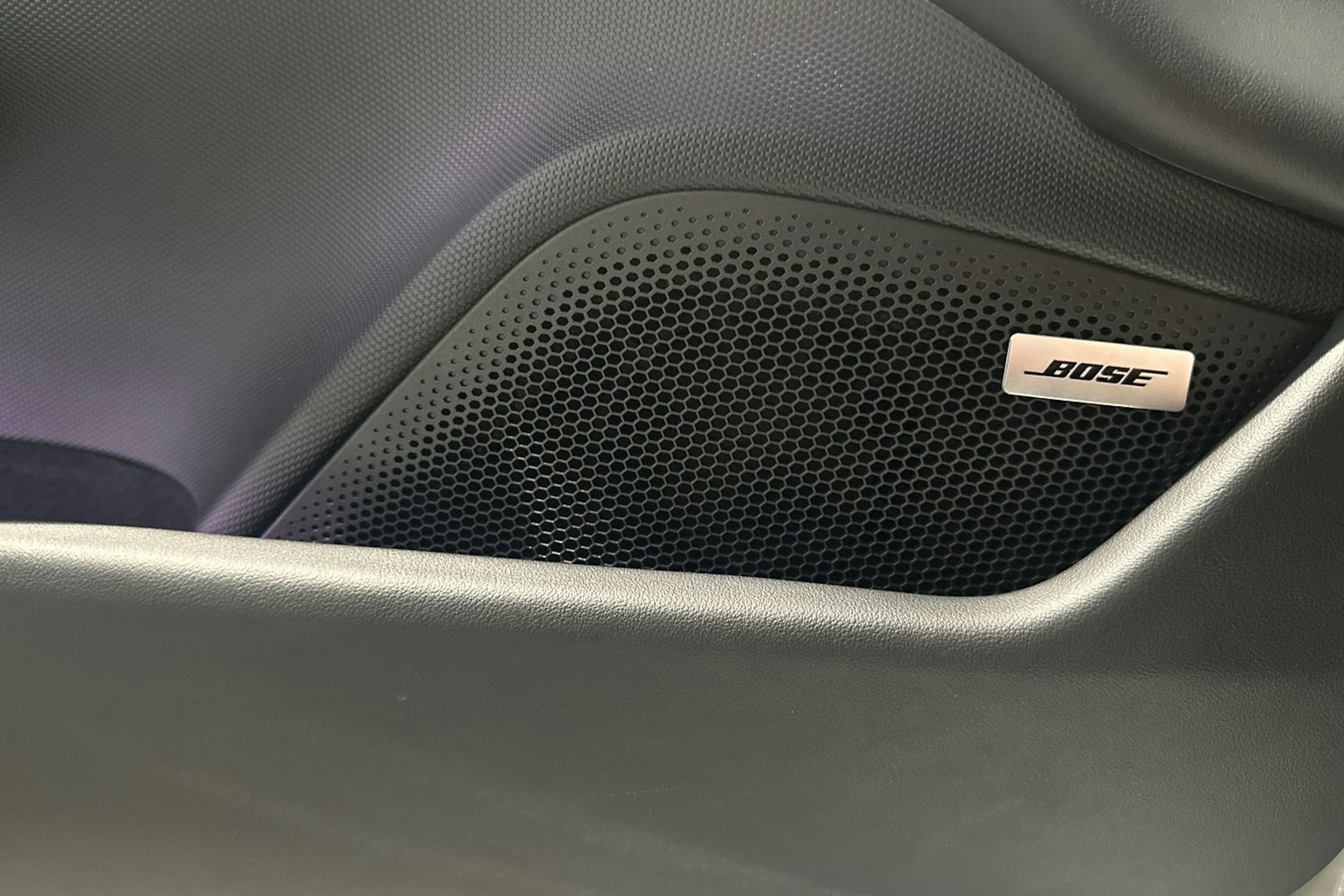 valkoinen Porsche Taycan 2022 kuva 11.