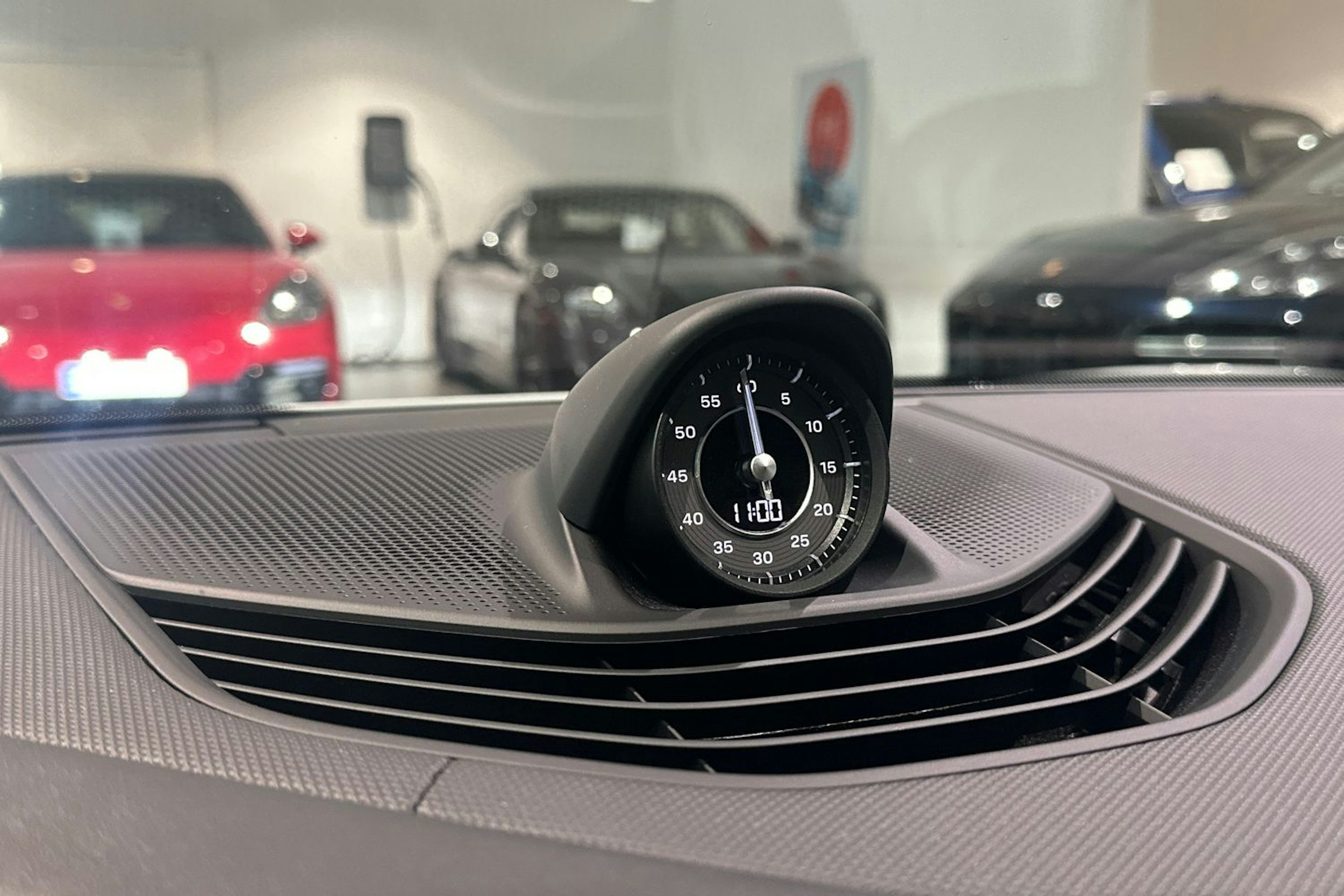 valkoinen Porsche Taycan 2022 kuva 12.