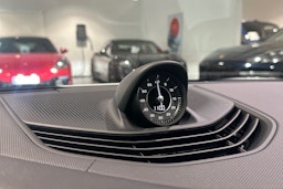 valkoinen Porsche Taycan 2022 kuva 12.