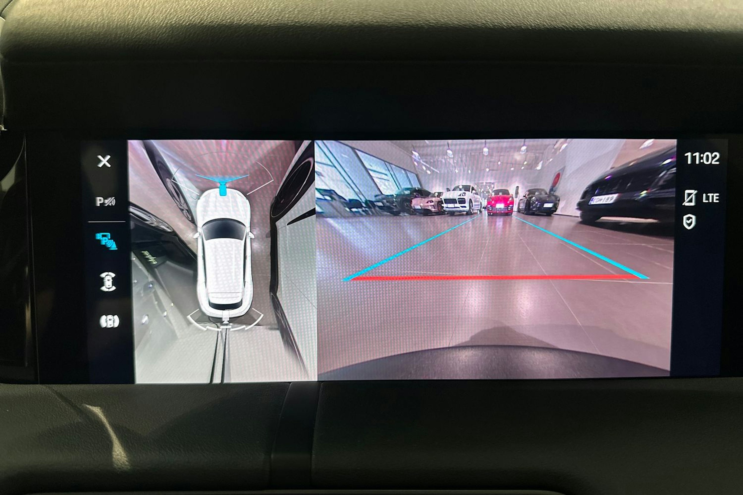 valkoinen Porsche Taycan 2022 kuva 16.
