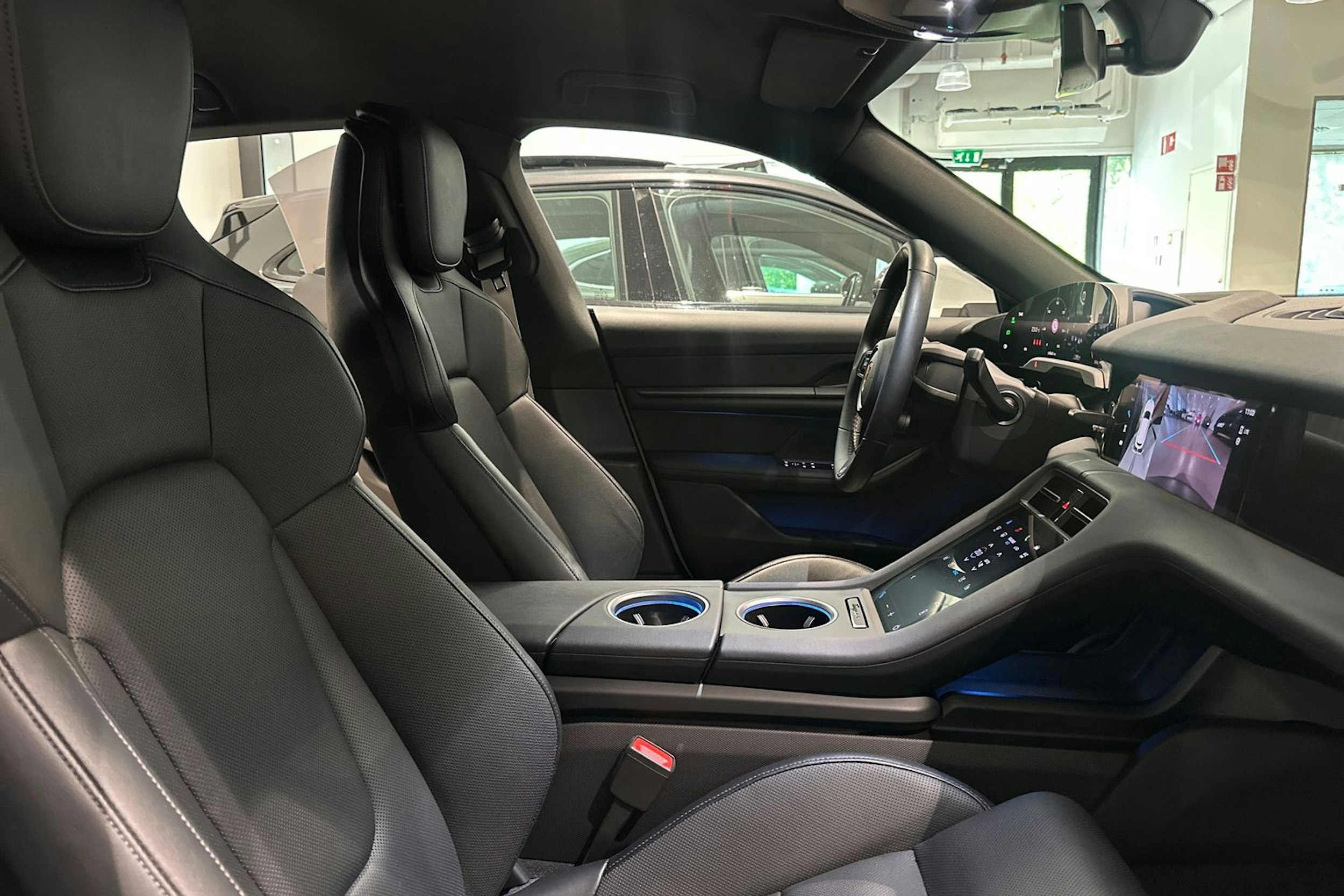 valkoinen Porsche Taycan 2022 kuva 17.