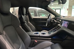 valkoinen Porsche Taycan 2022 kuva 17.