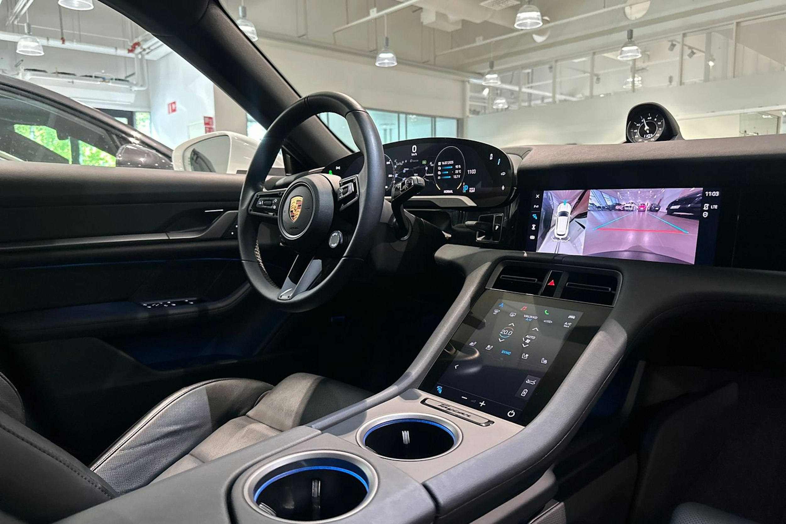 valkoinen Porsche Taycan 2022 kuva 18.