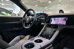 valkoinen Porsche Taycan 2022 kuva 18.
