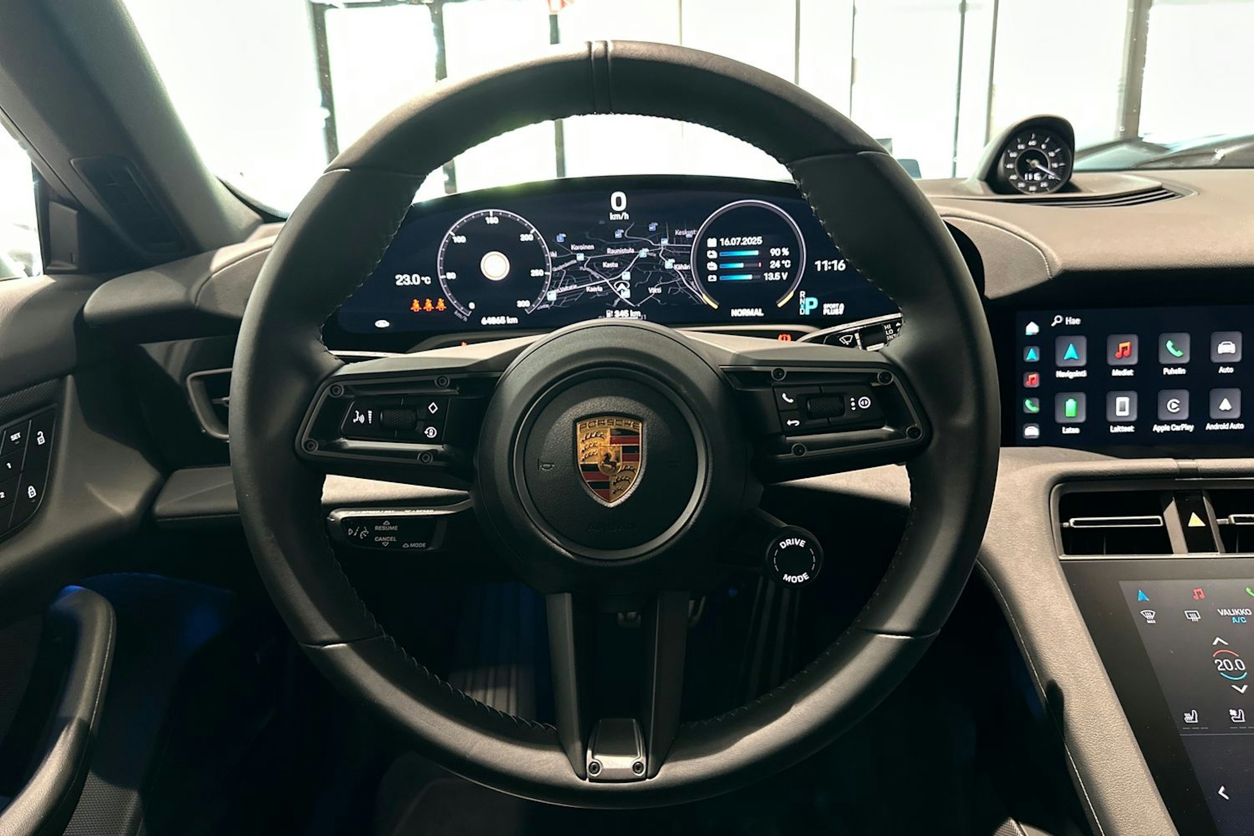 valkoinen Porsche Taycan 2022 kuva 19.