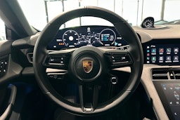 valkoinen Porsche Taycan 2022 kuva 19.