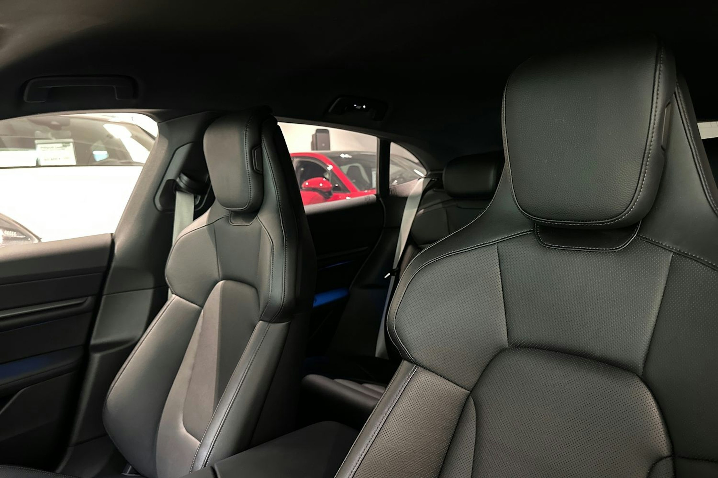 valkoinen Porsche Taycan 2022 kuva 22.