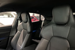 valkoinen Porsche Taycan 2022 kuva 22.