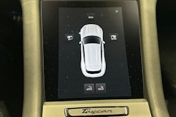 valkoinen Porsche Taycan 2022 kuva 23.