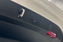 valkoinen Porsche Taycan 2022 kuva 25.