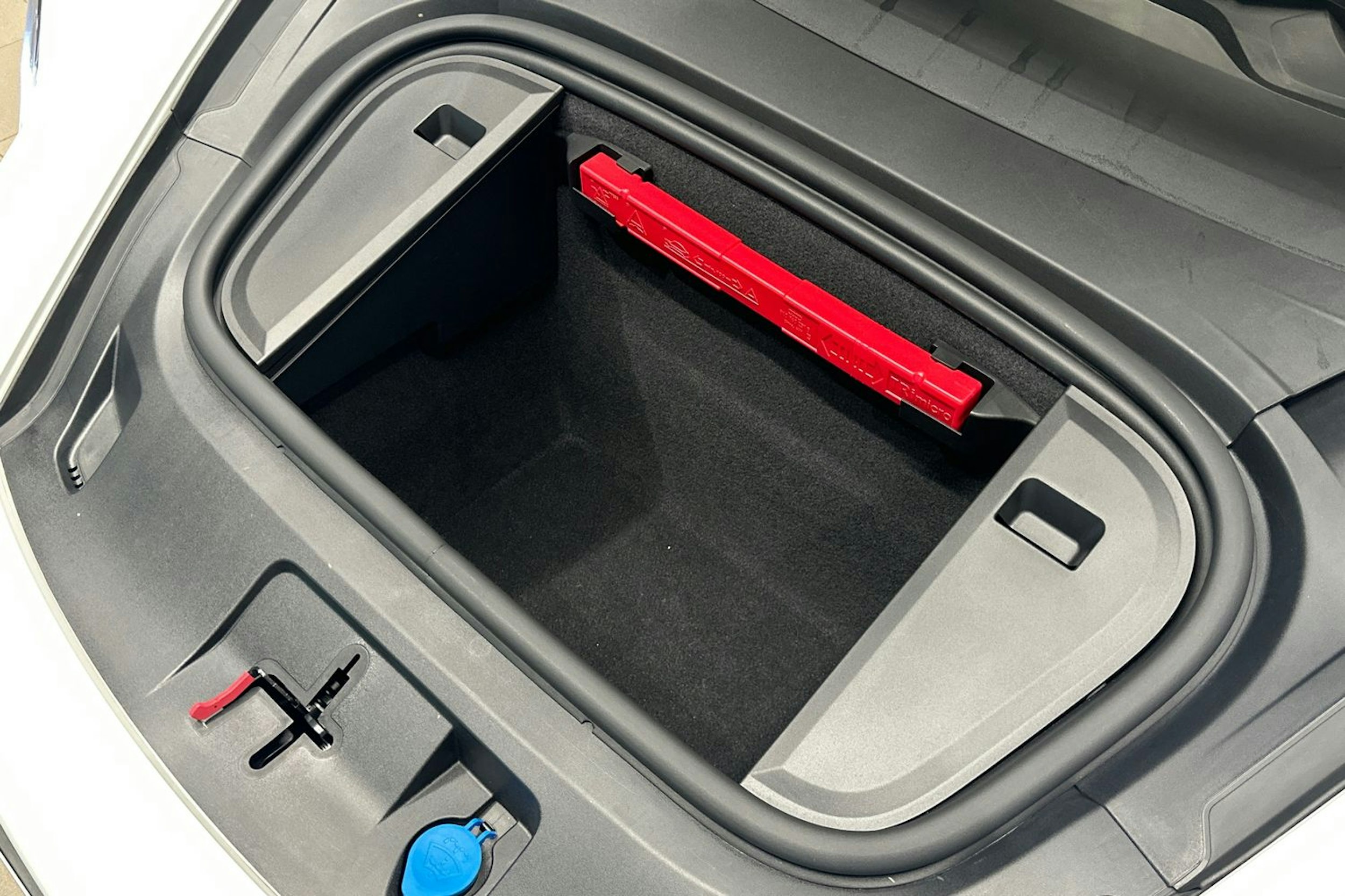 valkoinen Porsche Taycan 2022 kuva 26.