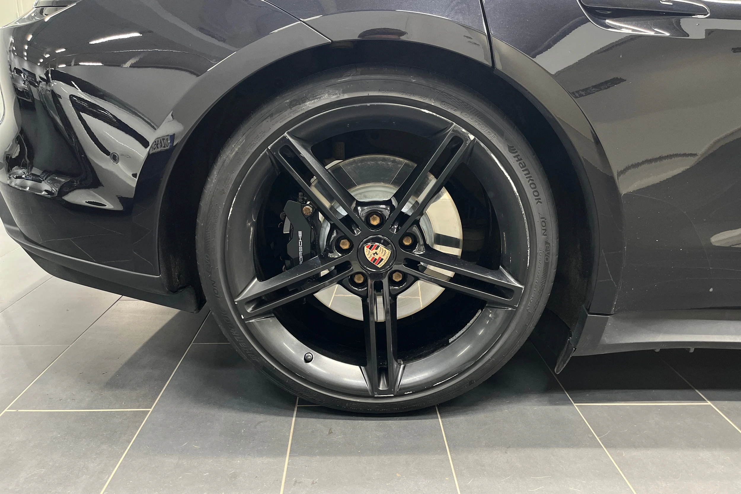 musta Porsche Taycan 2022 kuva 10.