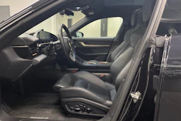 musta Porsche Taycan 2022 kuva 12.