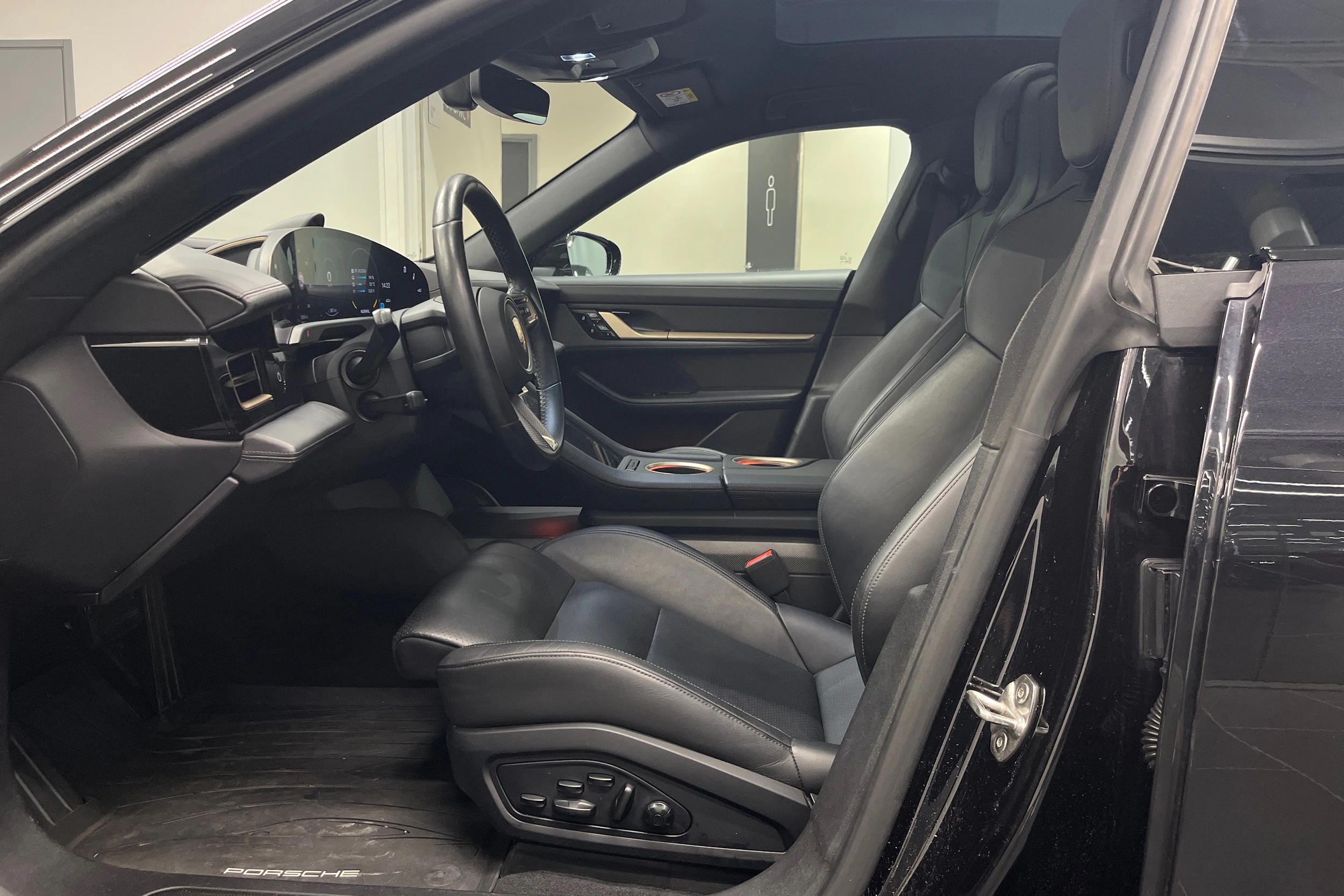 musta Porsche Taycan 2022 kuva 12.