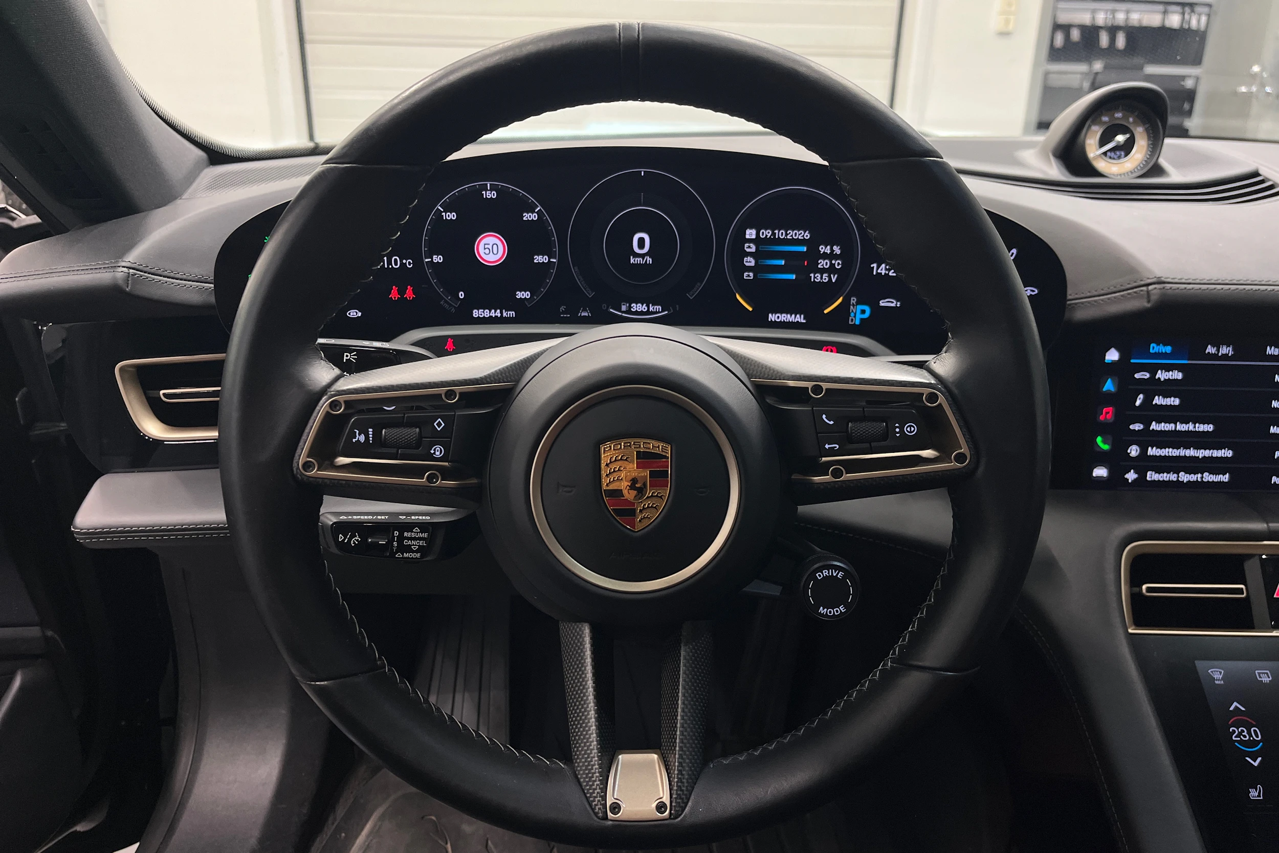 musta Porsche Taycan 2022 kuva 15.