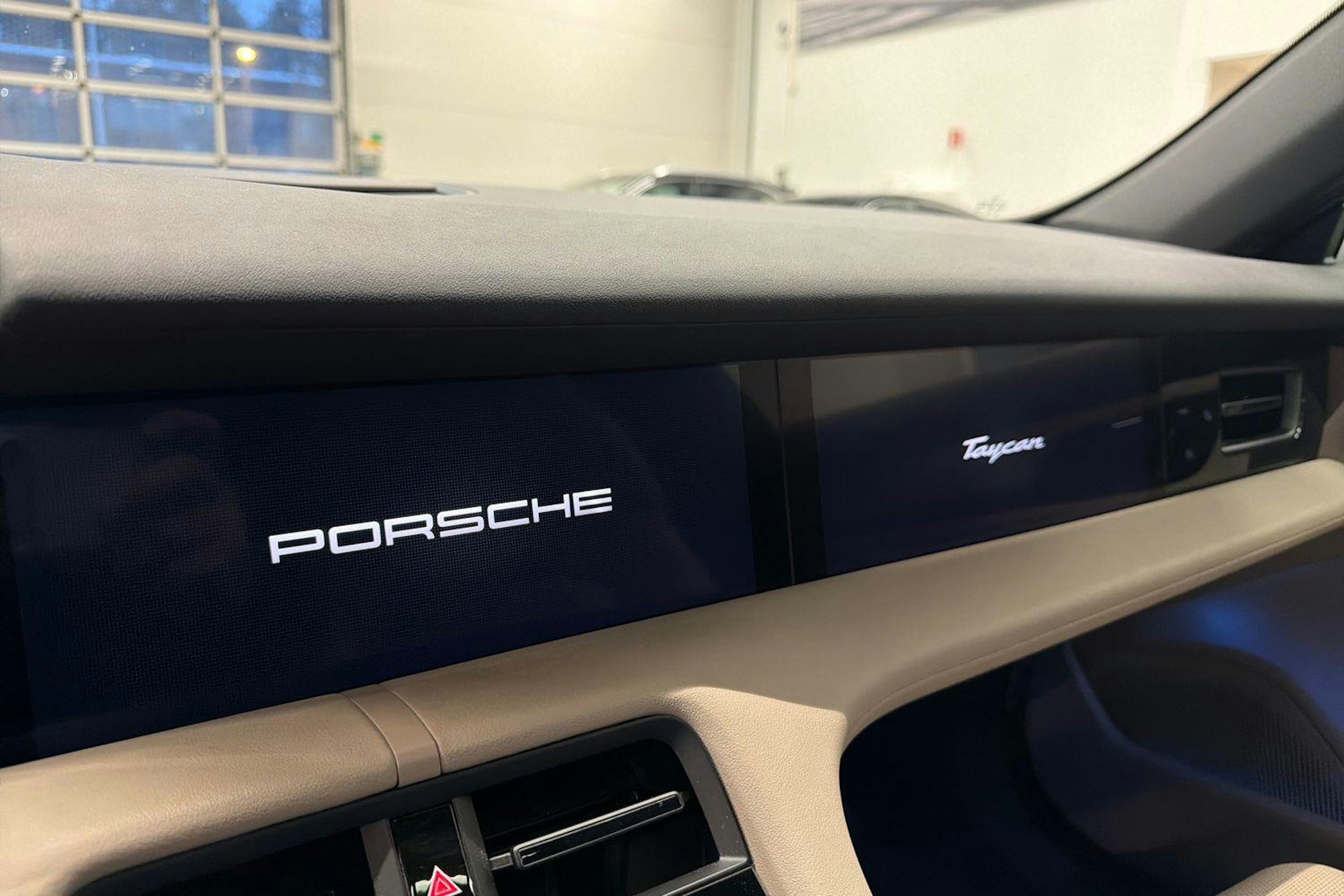 Vihreä Porsche Taycan 2022 kuva 16.