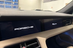 Vihreä Porsche Taycan 2022 kuva 16.