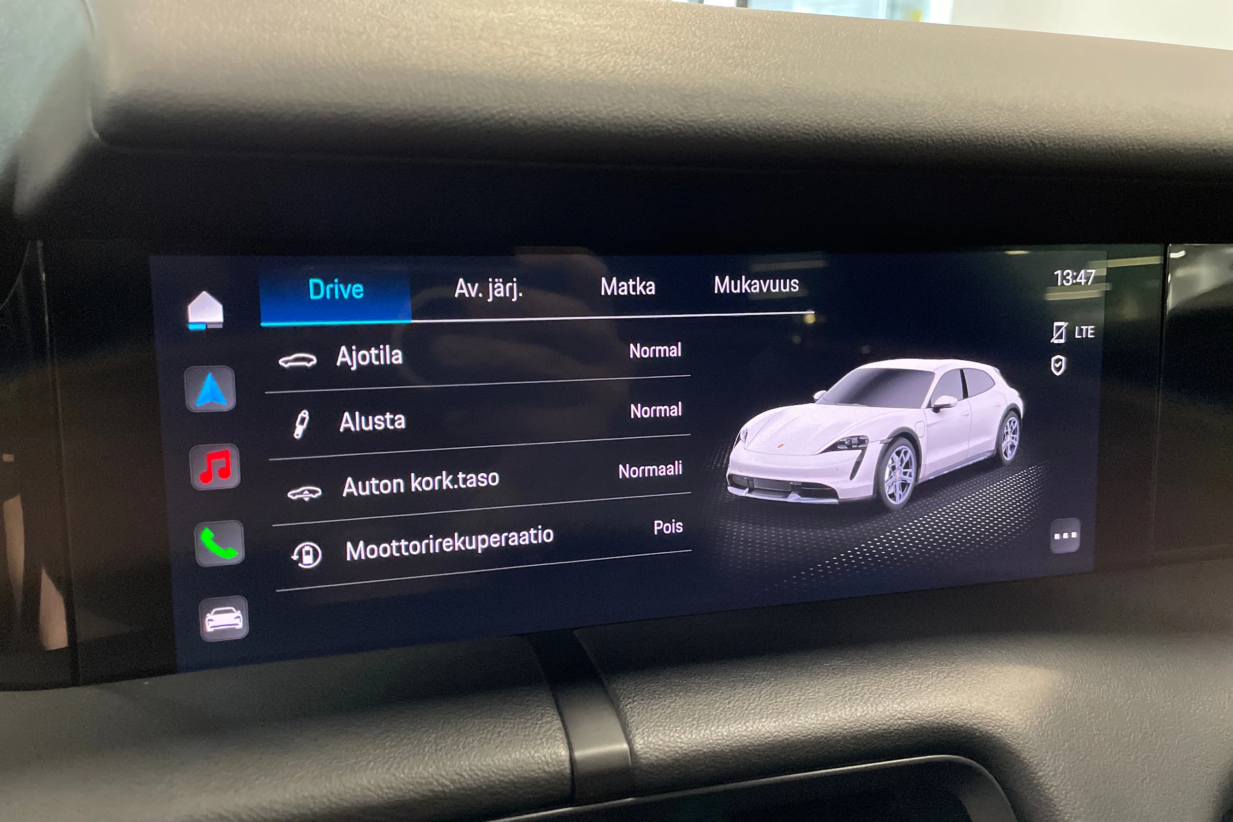 musta Porsche Taycan 2022 kuva 11.