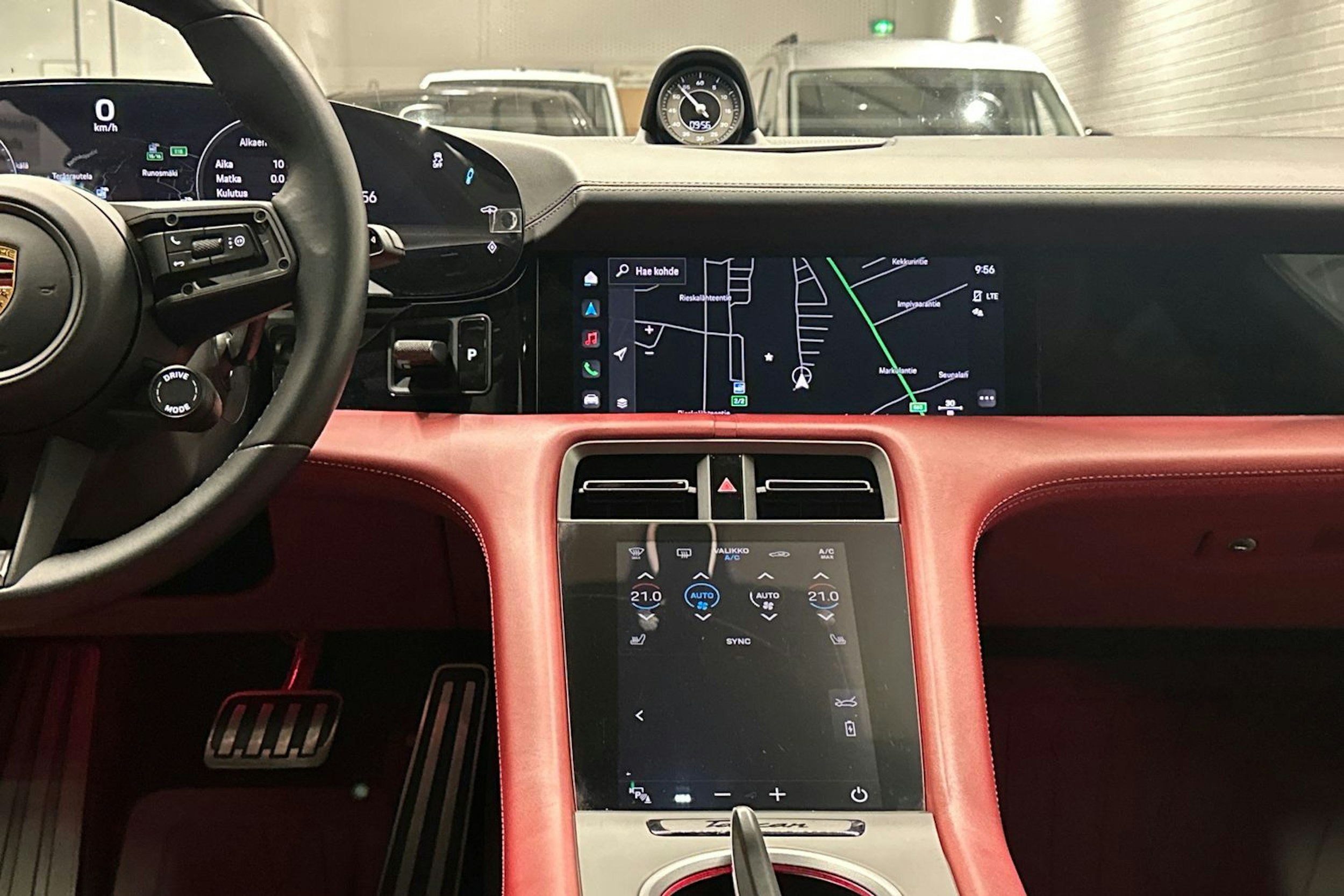 musta Porsche Taycan 2022 kuva 13.