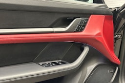 musta Porsche Taycan 2022 kuva 15.