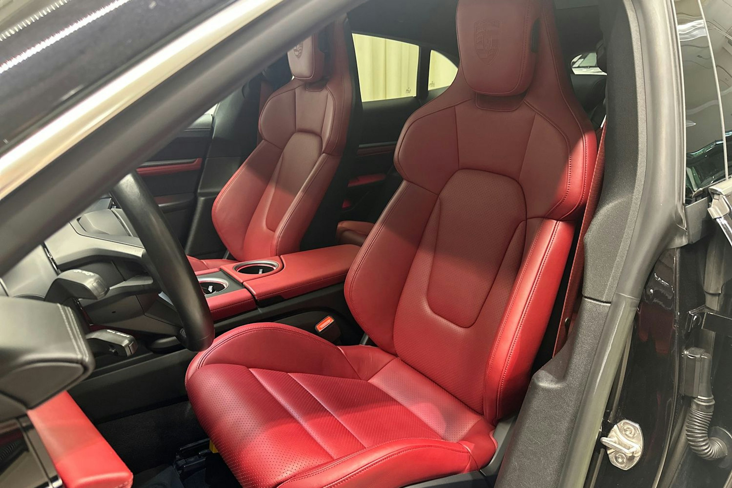 musta Porsche Taycan 2022 kuva 18.
