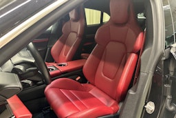 musta Porsche Taycan 2022 kuva 18.