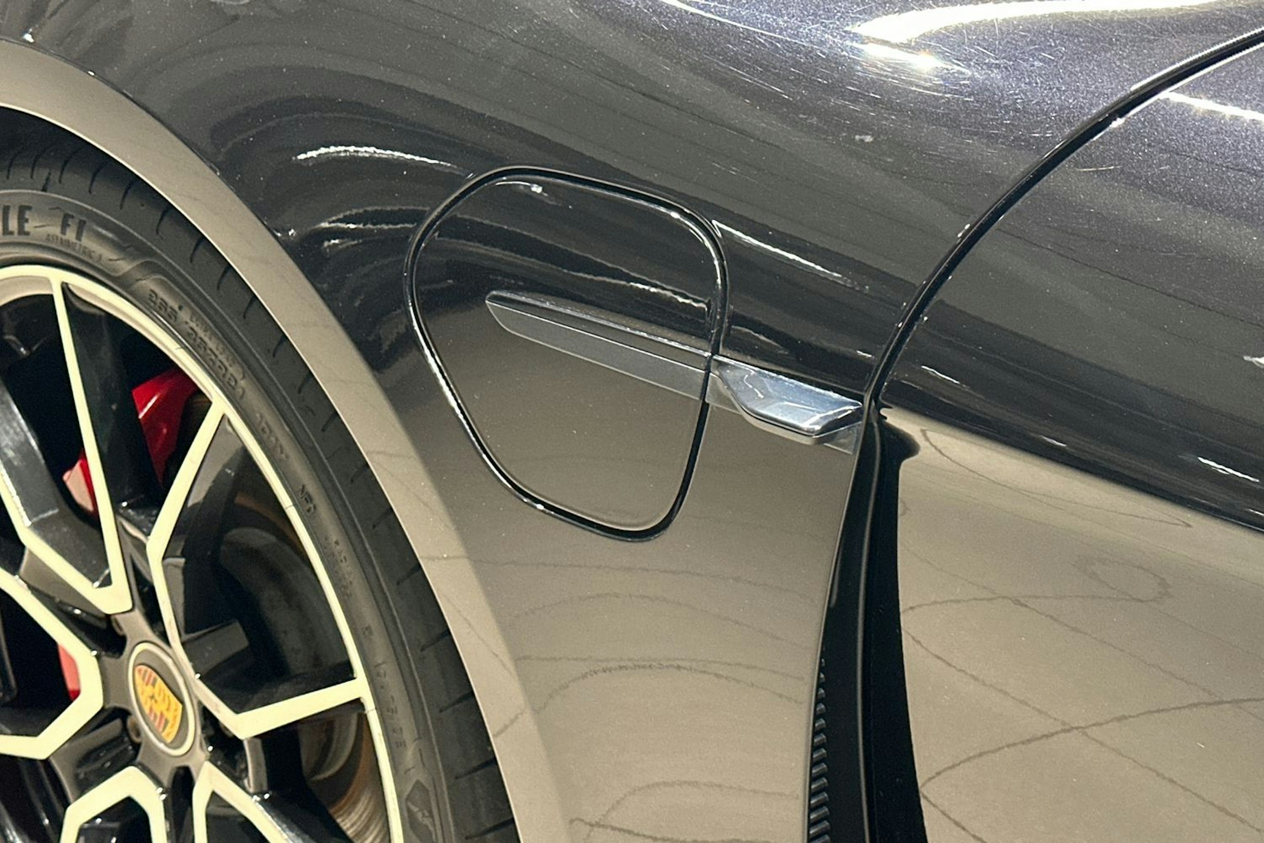 musta Porsche Taycan 2022 kuva 29.