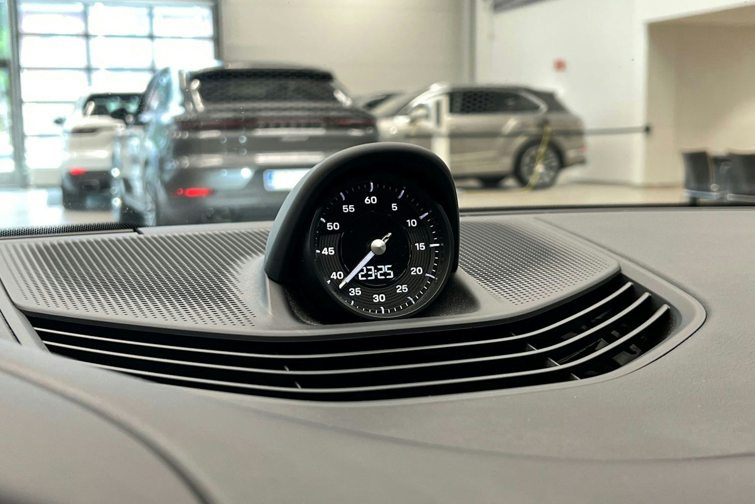 musta Porsche Taycan 2023 kuva 11.