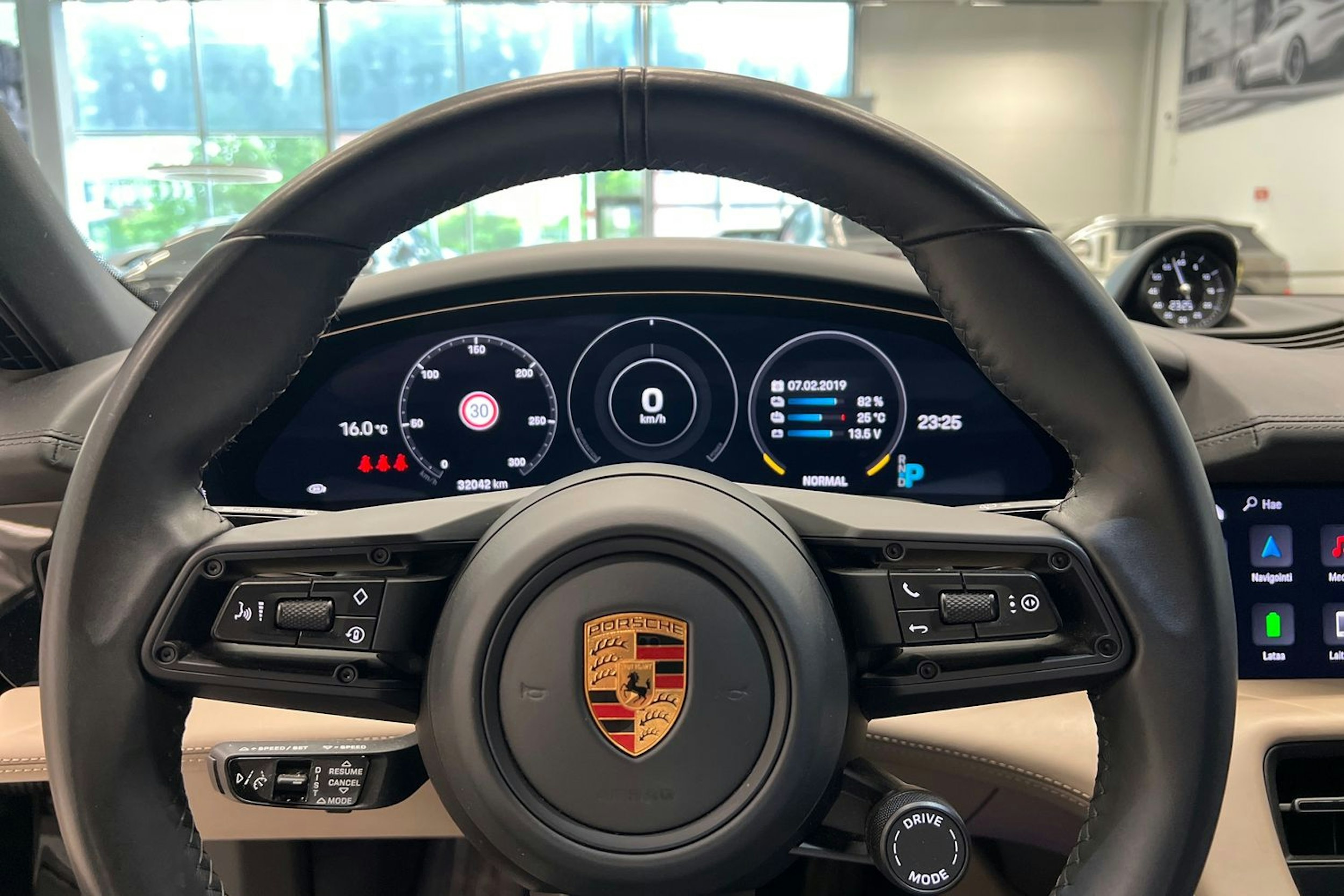 musta Porsche Taycan 2023 kuva 13.