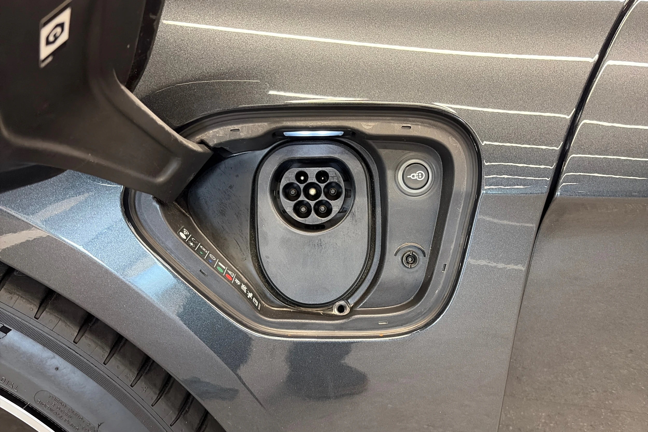 met. Harmaa Porsche Taycan 2023 kuva 27.