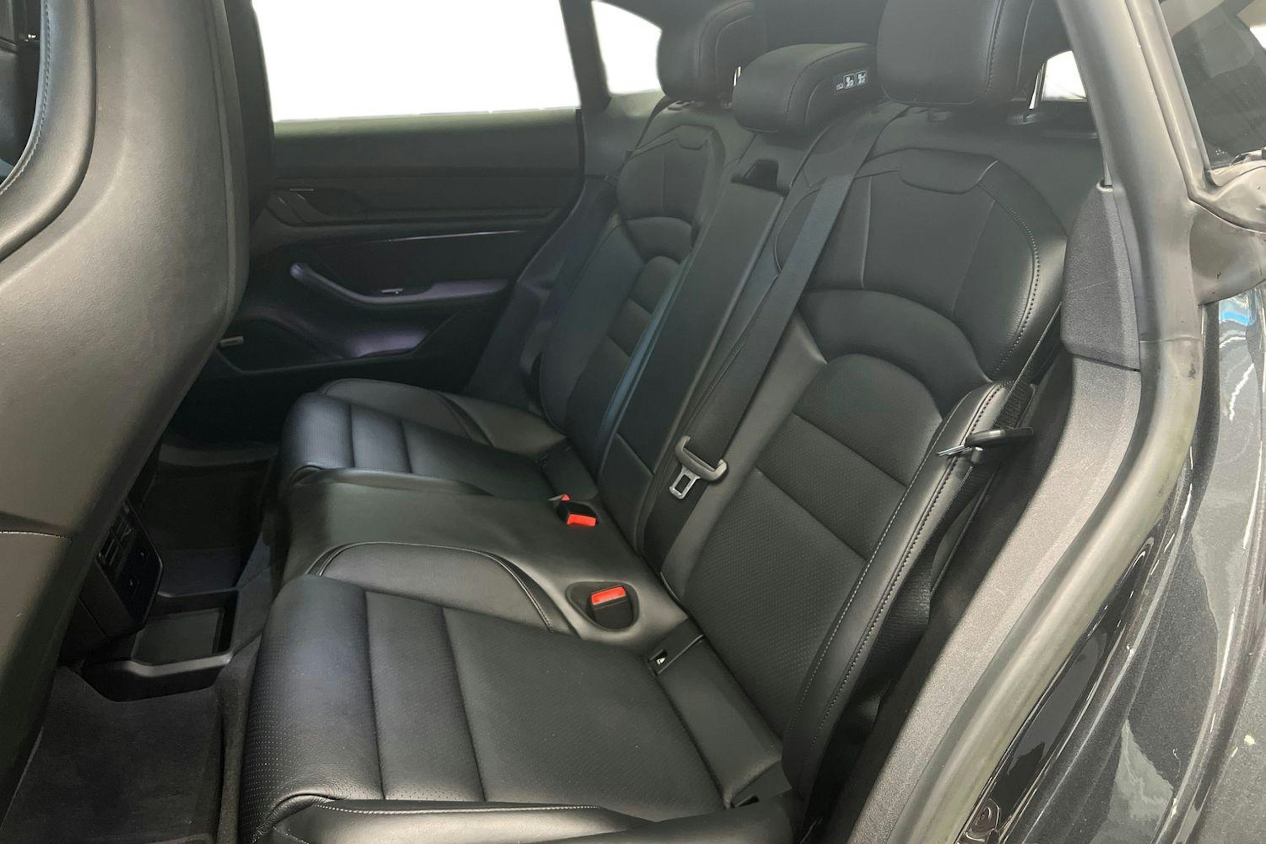 harmaa Porsche Taycan 2023 kuva 7.