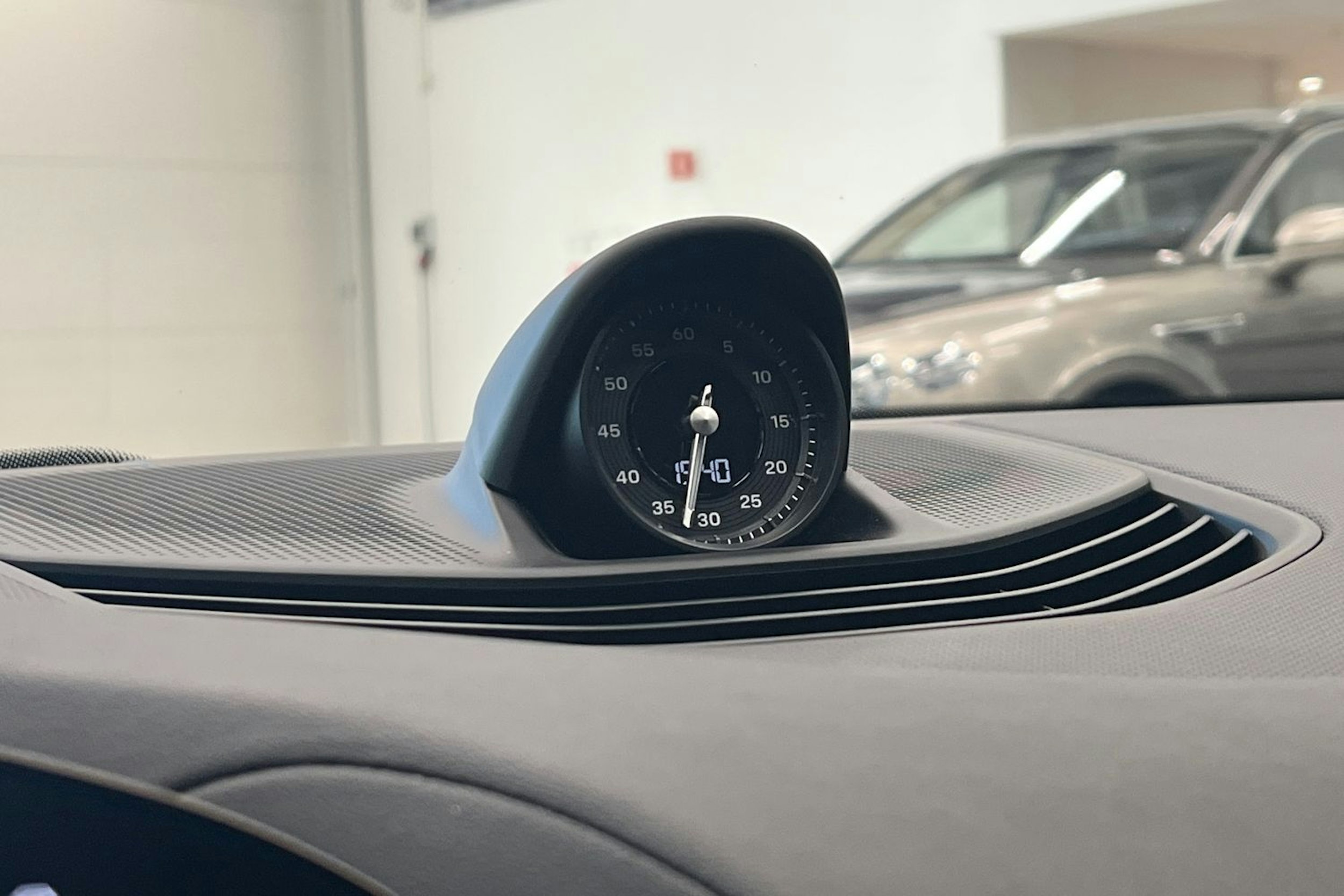 harmaa Porsche Taycan 2023 kuva 11.