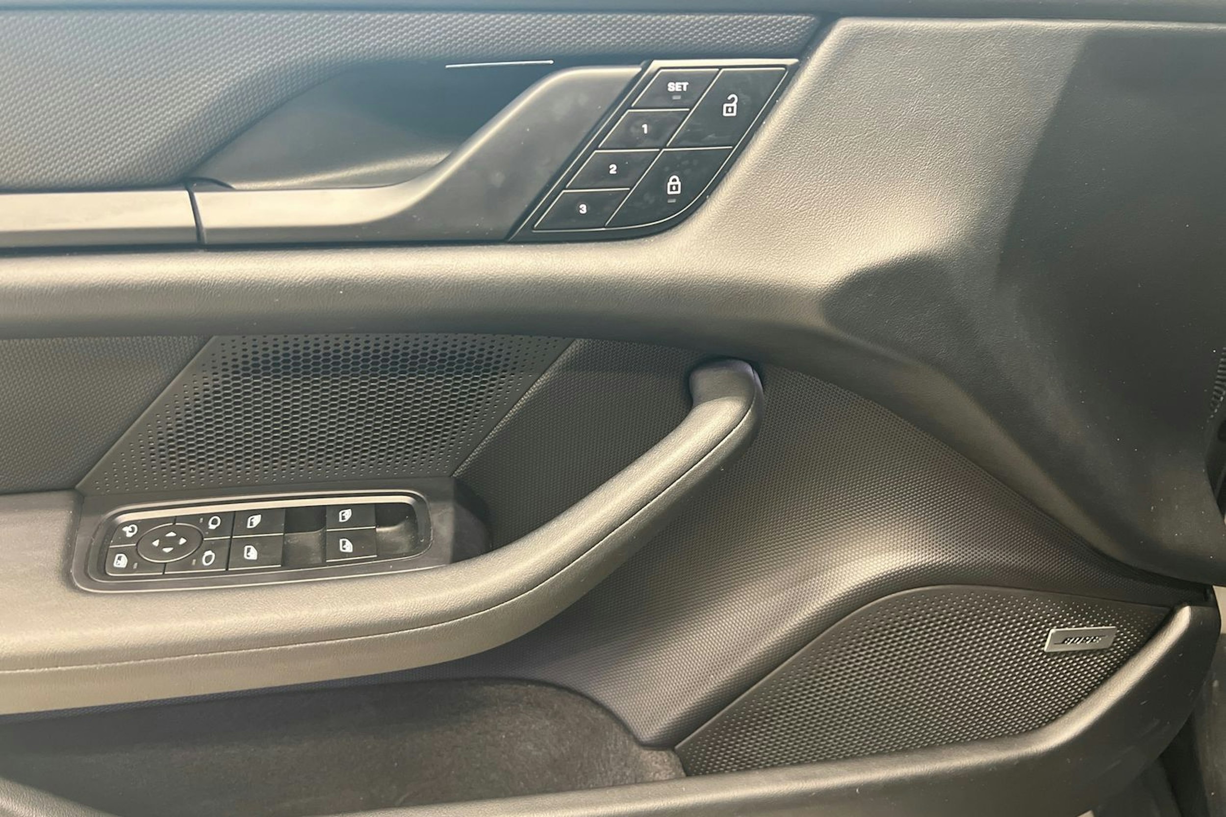 harmaa Porsche Taycan 2023 kuva 17.