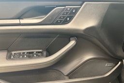 harmaa Porsche Taycan 2023 kuva 17.