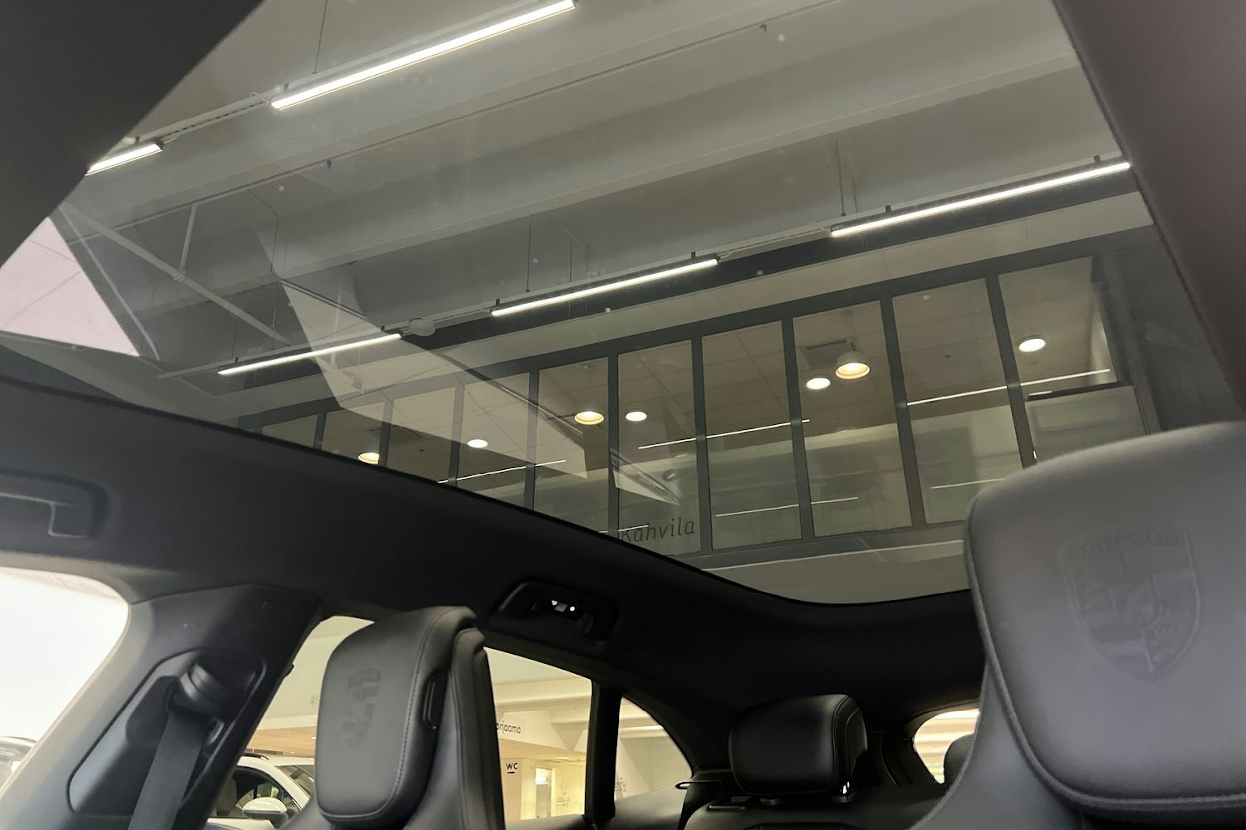 harmaa Porsche Taycan 2023 kuva 18.