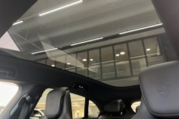 harmaa Porsche Taycan 2023 kuva 18.