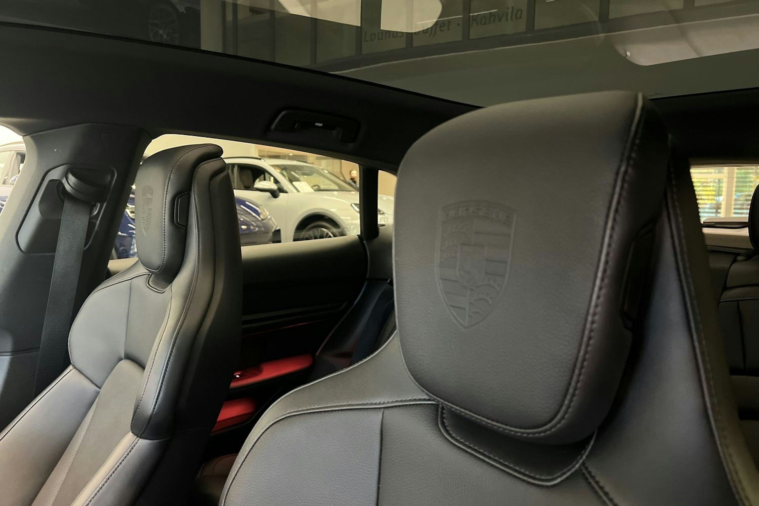 harmaa Porsche Taycan 2023 kuva 19.