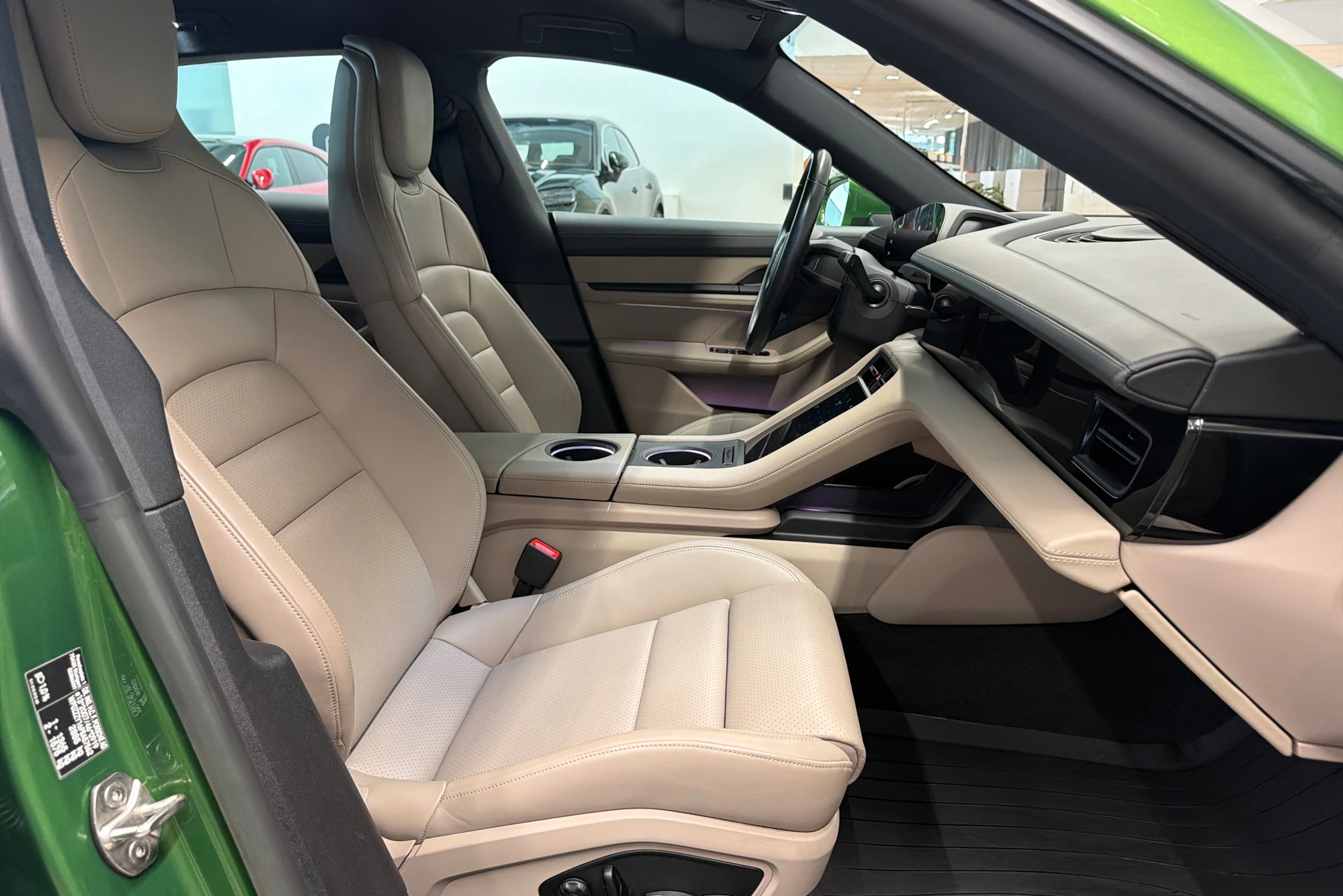 vihreä Porsche Taycan 2023 kuva 13.