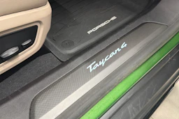 vihreä Porsche Taycan 2023 kuva 14.