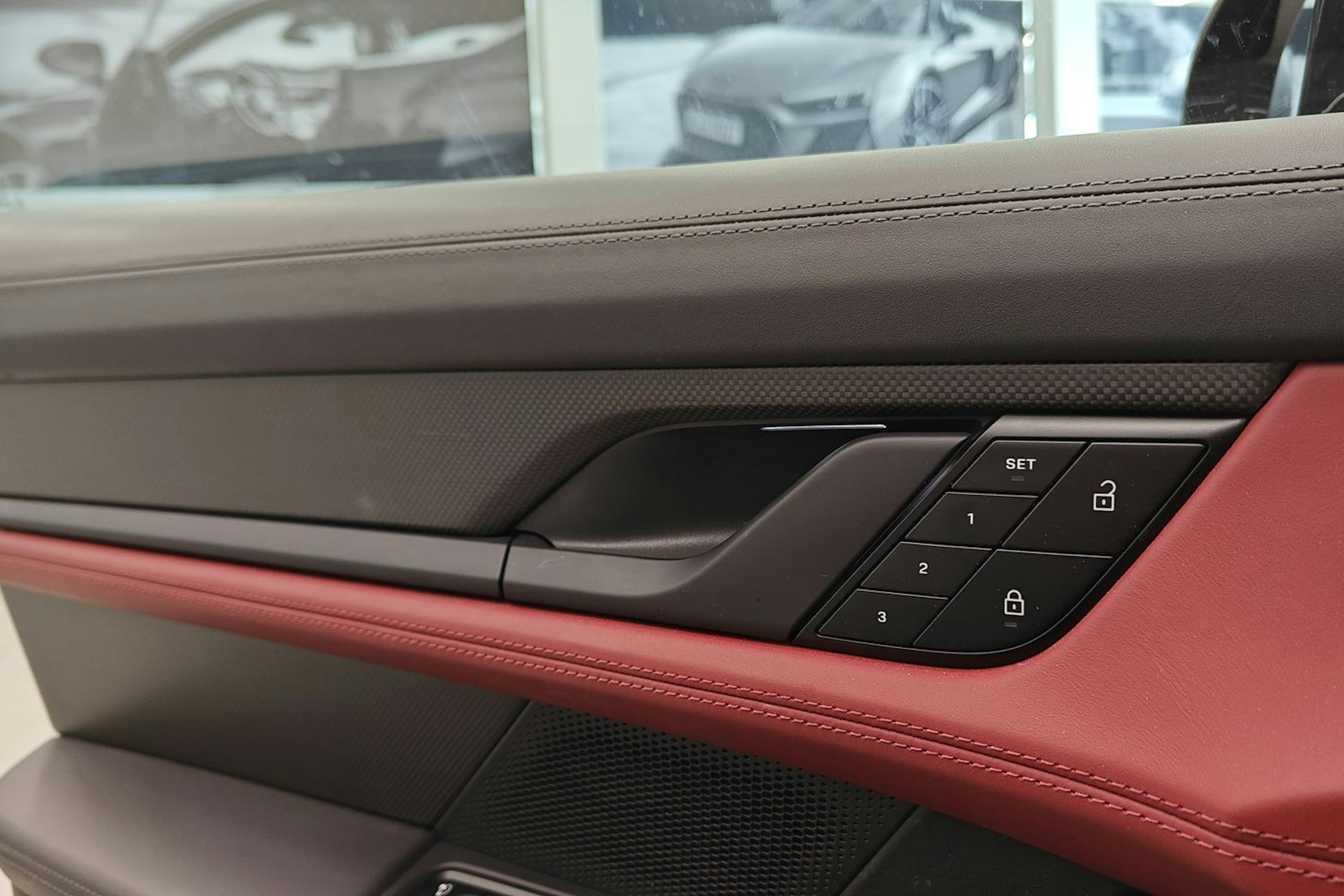 musta Porsche Taycan 2023 kuva 12.