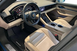 Sininen Porsche Taycan 2023 kuva 6.