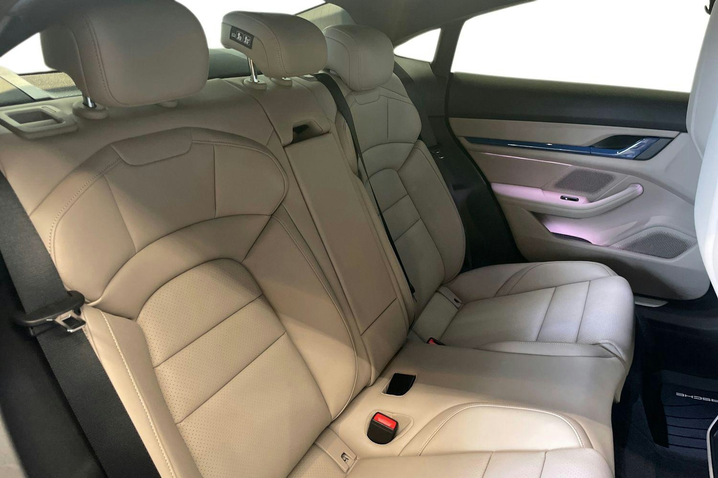 Sininen Porsche Taycan 2023 kuva 8.