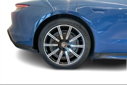 Sininen Porsche Taycan 2023 kuva 9.